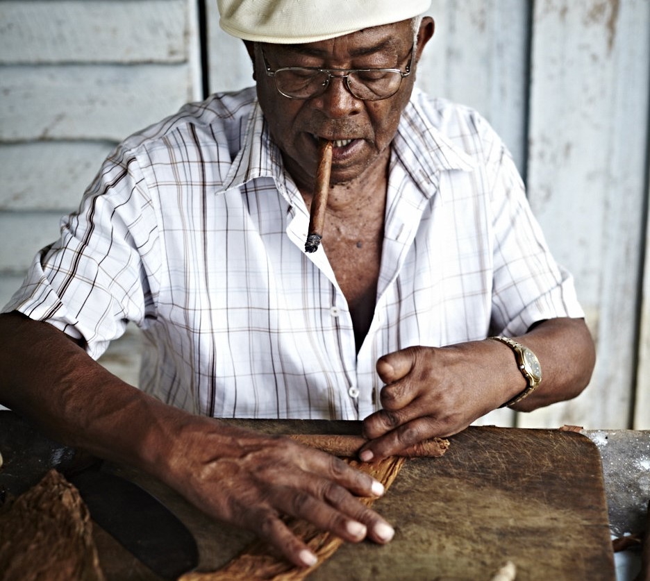 Cuban making tobacco