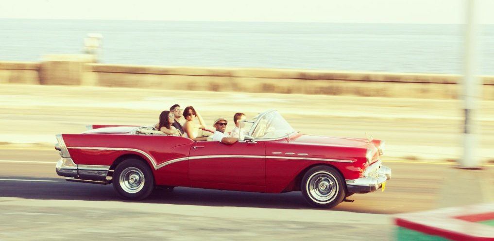 La promenade en voiture ancienne au coucher du soleil le long du Malecon est l'une des meilleures choses à faire à Cuba.