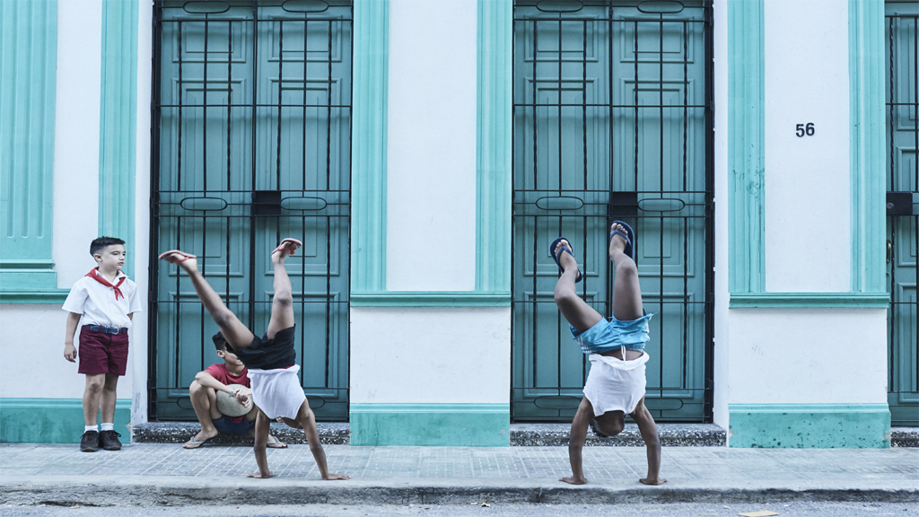 Enfants jouant dans la rue